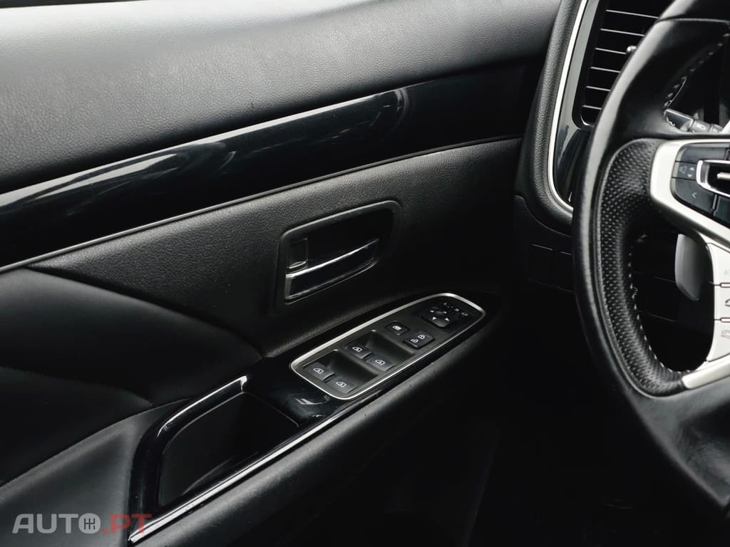 Mitsubishi Outlander 2.4L PHEV TWIN MOTOR 4WD INVITE