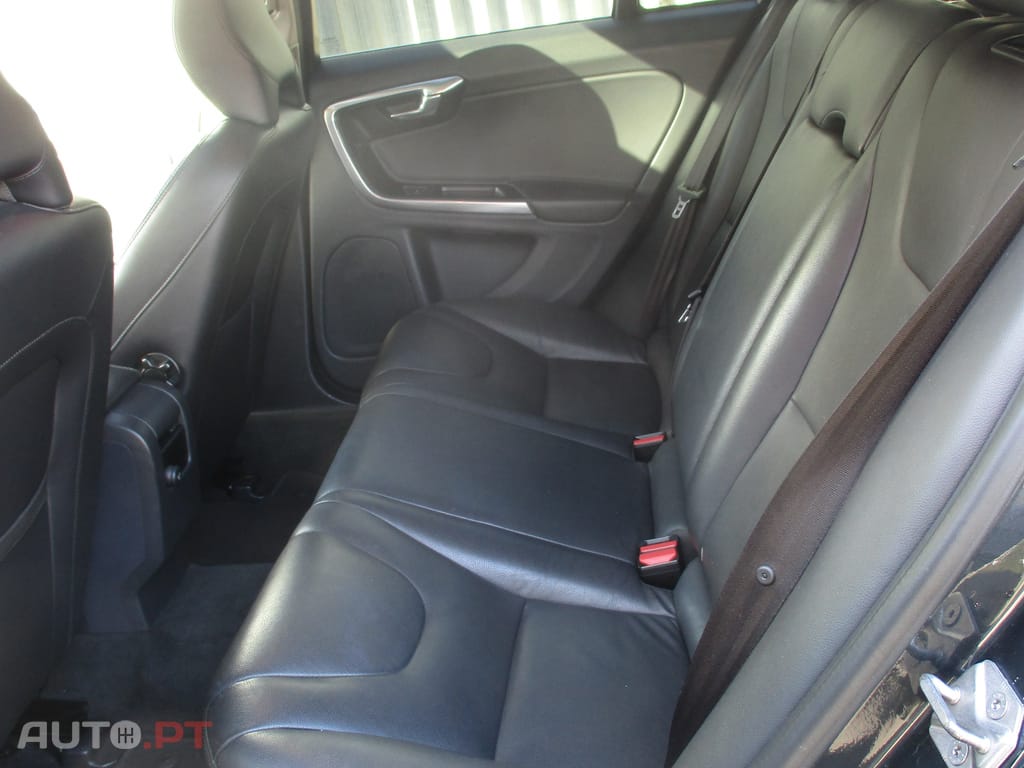 Volvo V60 2.0 D4 Momentum Plus Geartronic 180 cv