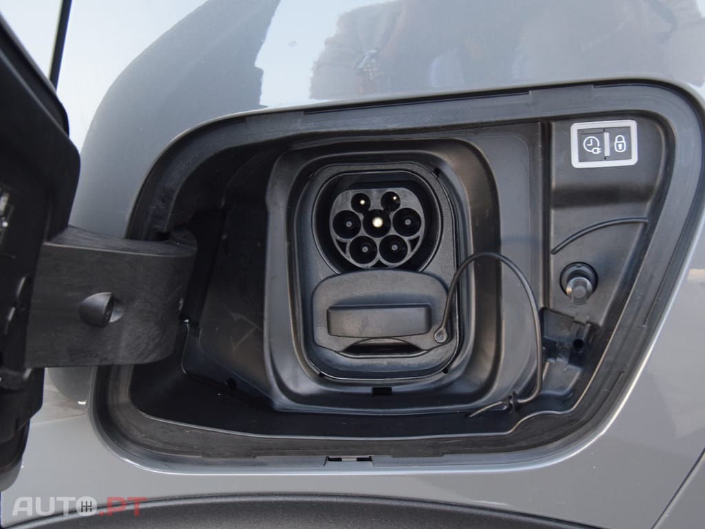 Peugeot E-2008 50 kWh Allure