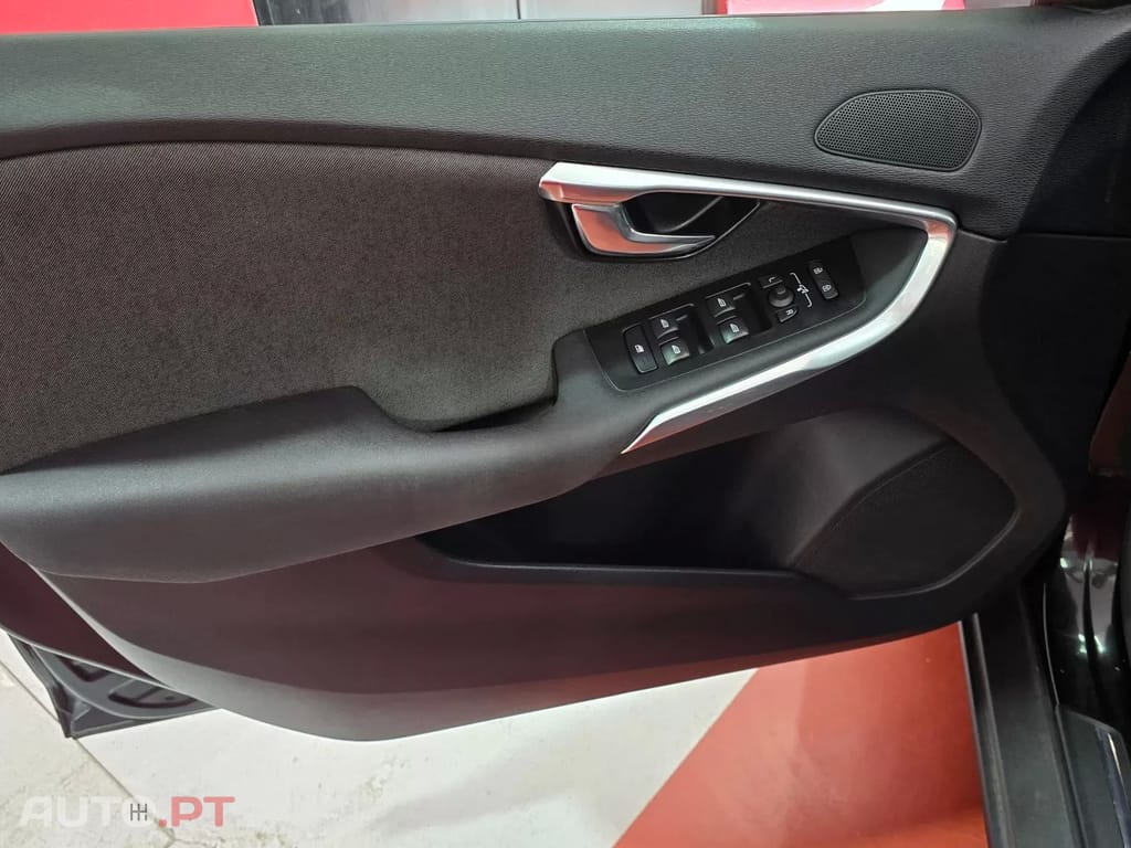 Volvo V40 2.0 D2 Momentum Geartronic — fotografia 16