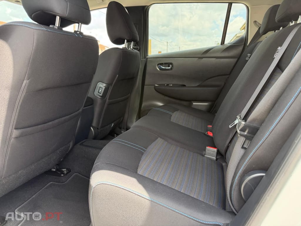 Nissan Leaf N-Connecta Two Tone