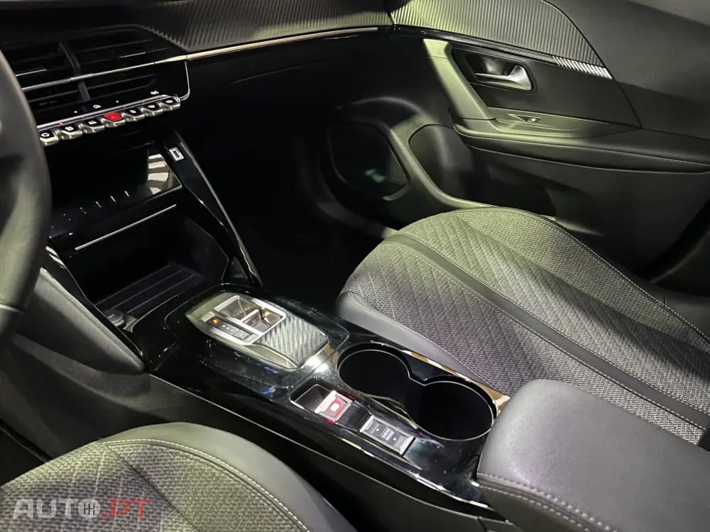 Peugeot 2008 1.2 Hybrid Allure e-DCS6