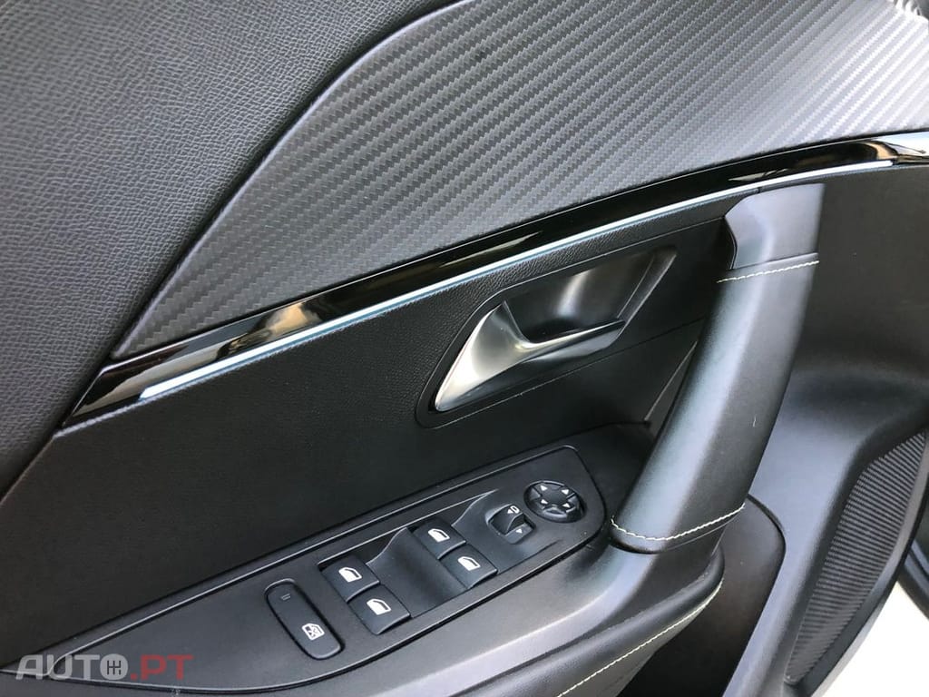 Peugeot E-2008 50 kWh GT