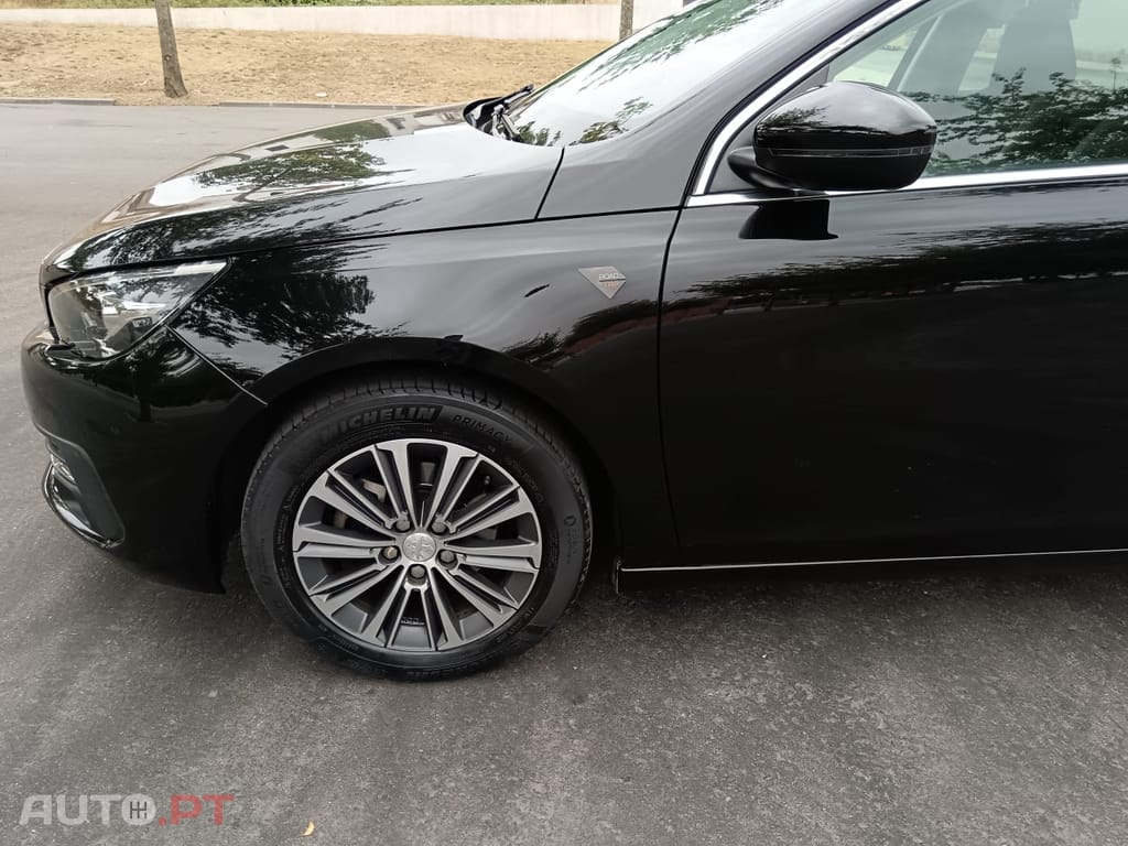 Peugeot 308 1.2 PureTech S&S Road Trip EAT8