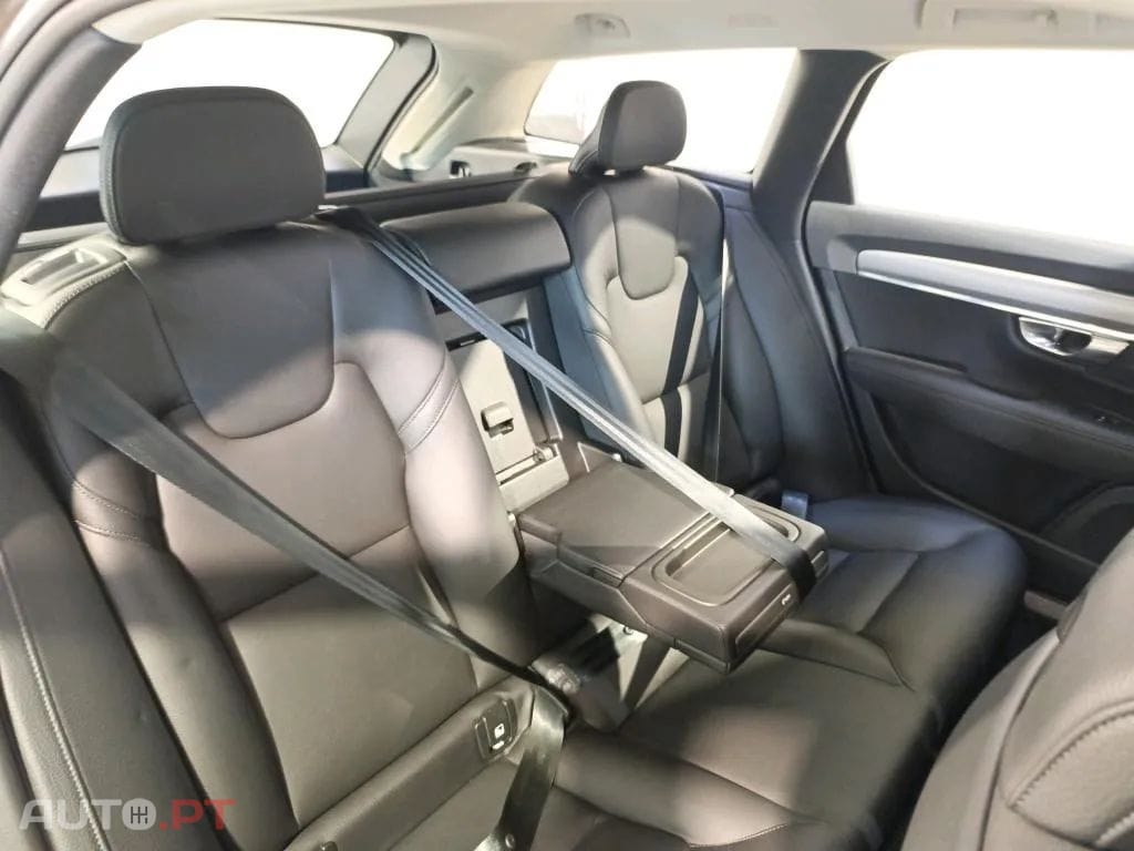 Volvo V90 2.0 T8 Momentum AWD Geartronic