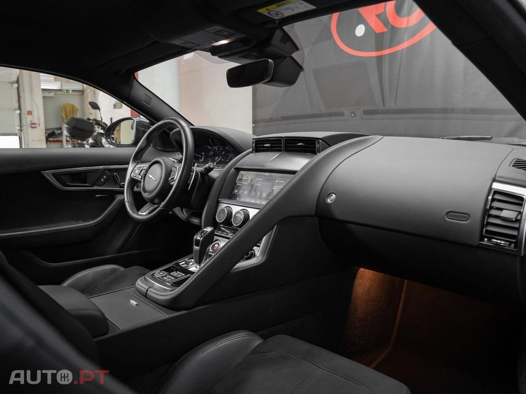 Jaguar F-Type 2.0 i4 R-Dynamic Black