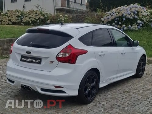 Ford Focus 2.0 EcoBoost ST c/ Pack Pele Desportiva