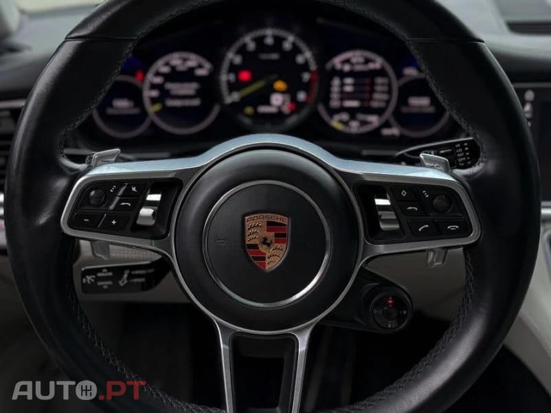 Porsche Panamera 4 E-HYBRID