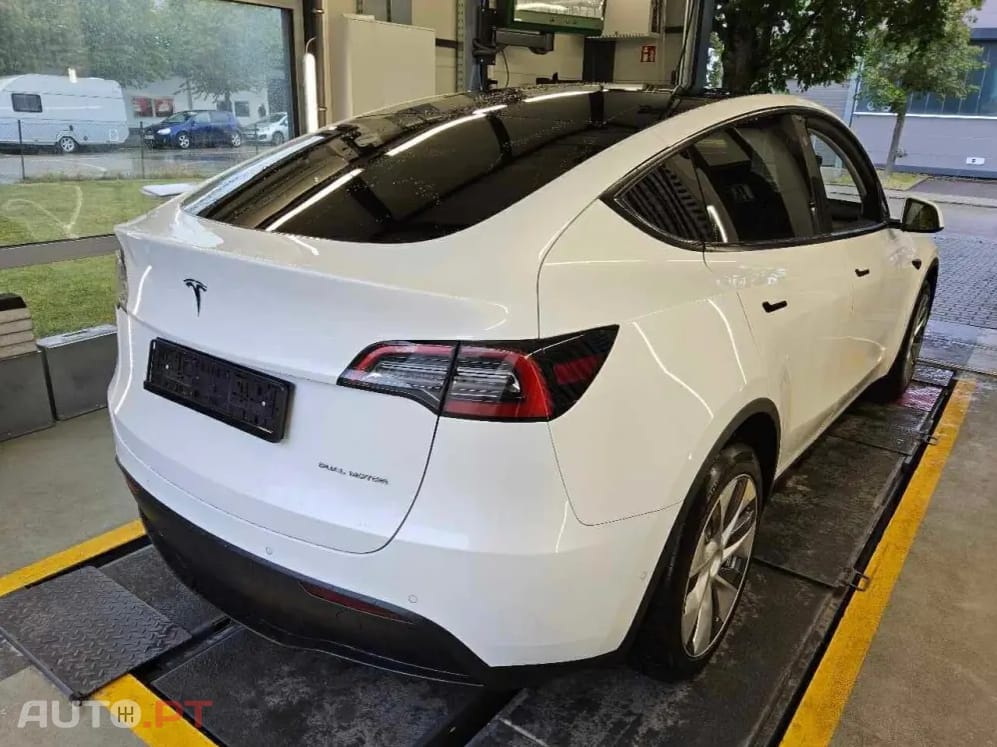 Tesla Model Y Long Range Dual Motor AWD