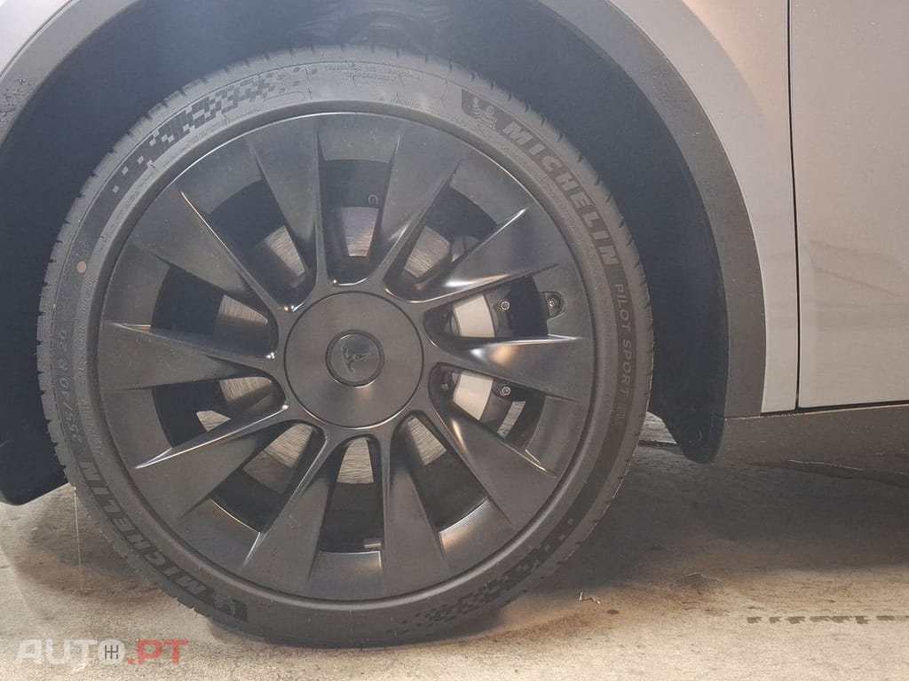 Tesla Model Y Long-Range RWD