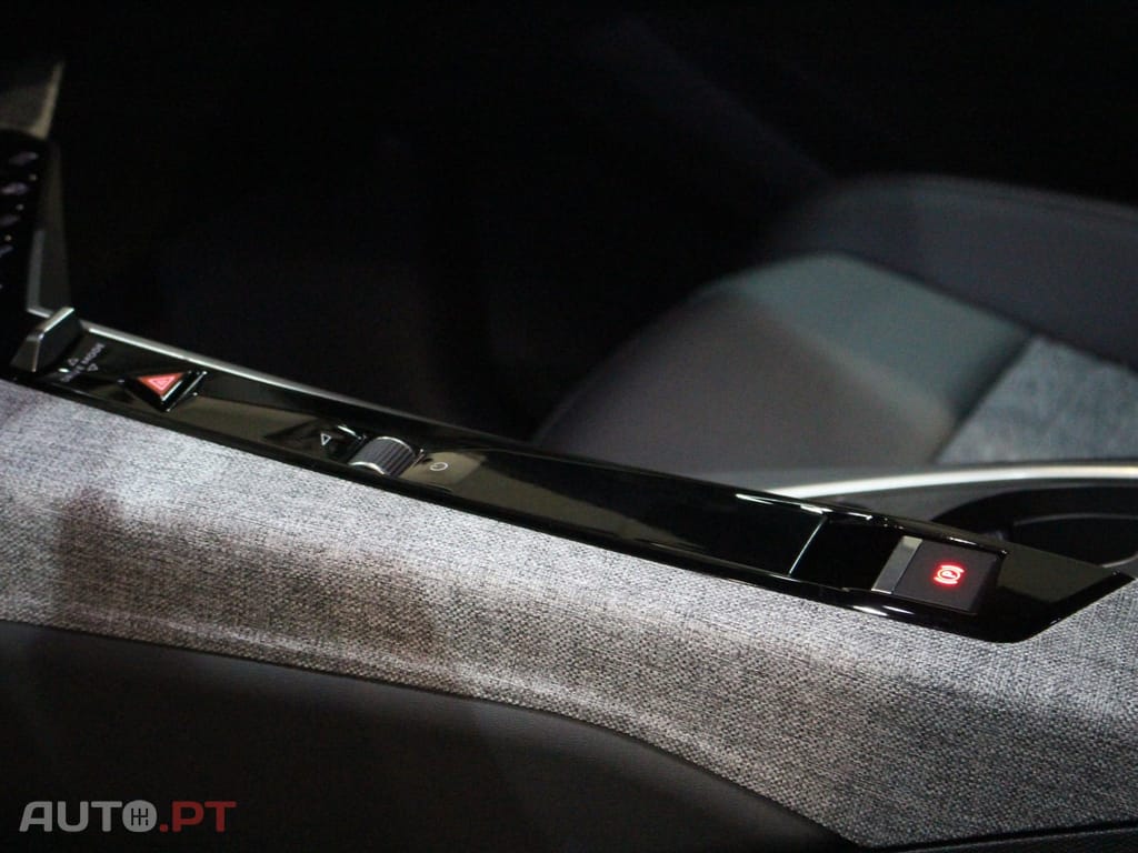 Peugeot 3008 1.2 Hybrid Allure e-DCS6