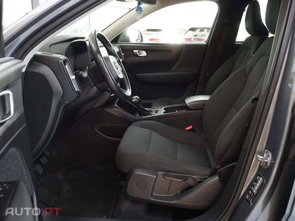 Volvo XC40 1.5 T3 Momentum Tech Edition