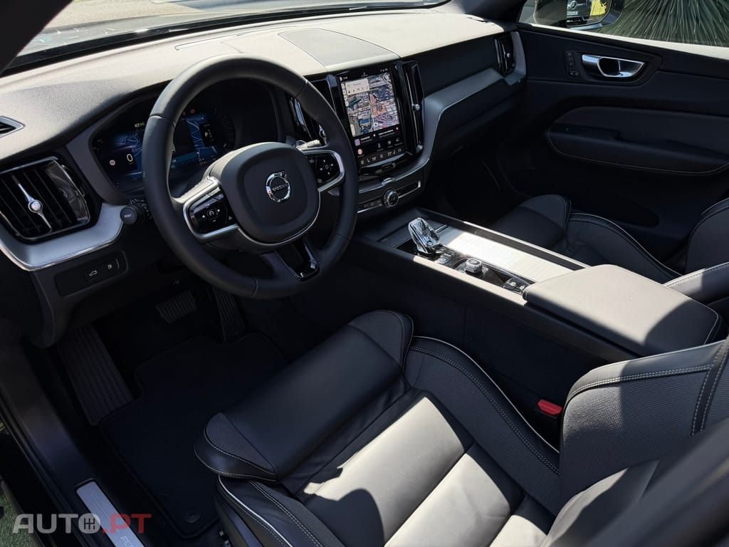 Volvo XC 60 2.0 T6 PHEV Black Edition AWD — fotografia 3