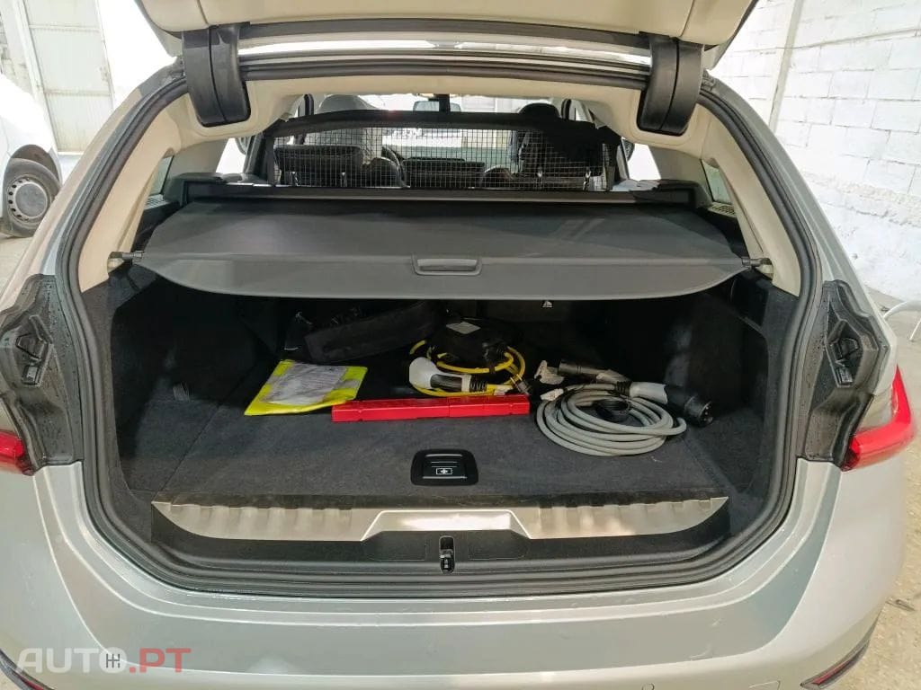 BMW 330 e Touring Auto