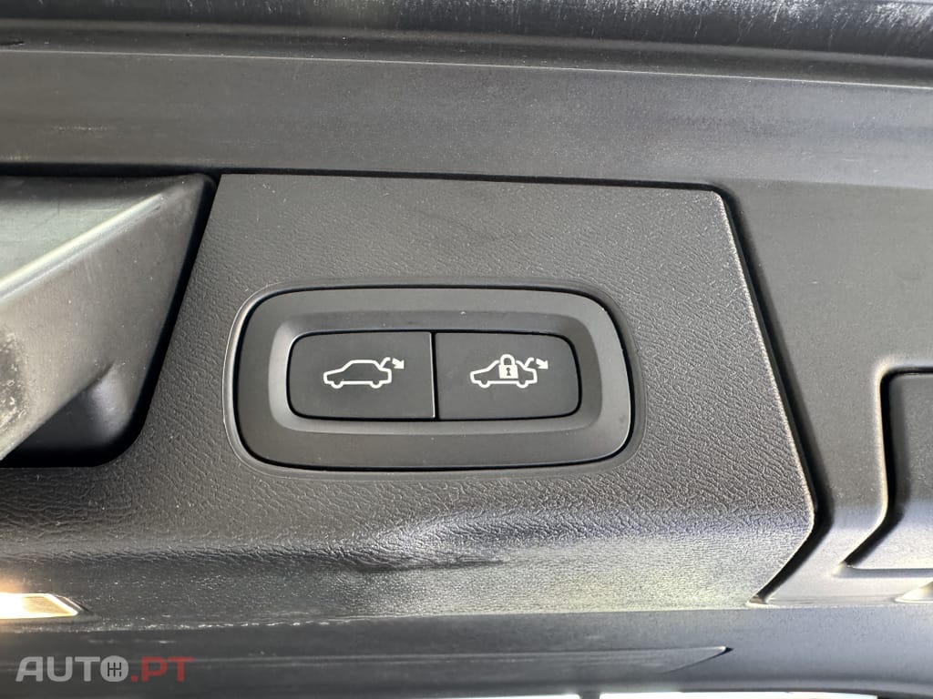 Volvo XC60 2.0 T8 PHEV R-Design AWD