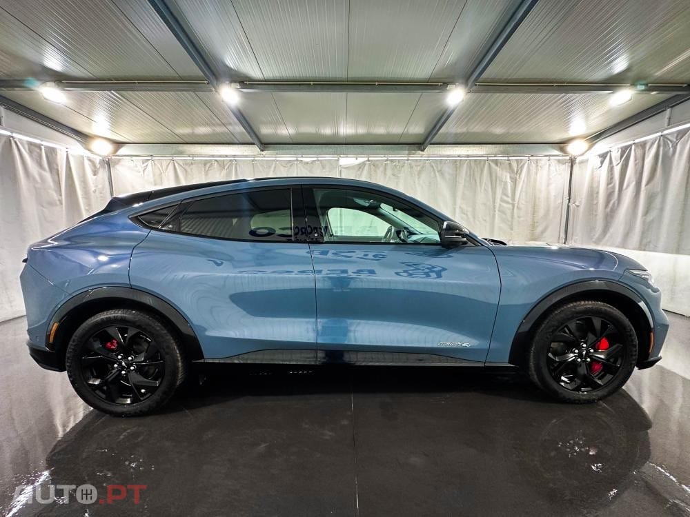 Ford Mustang Mach-E AWD PREMIUM