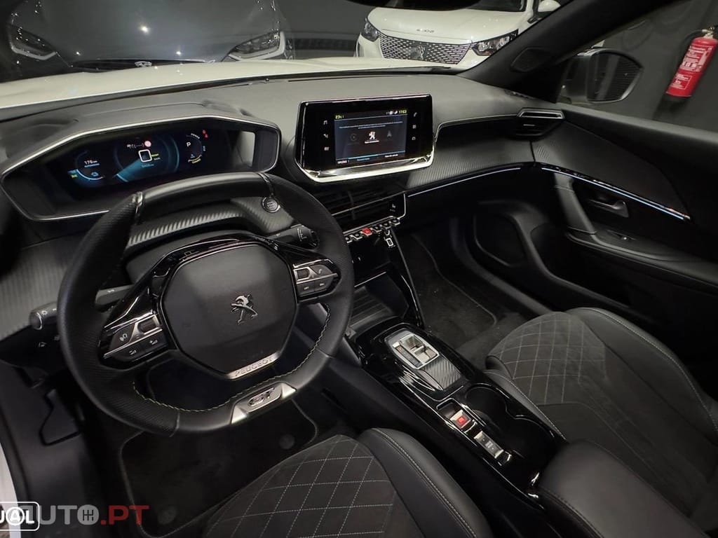 Peugeot E-2008 GT+