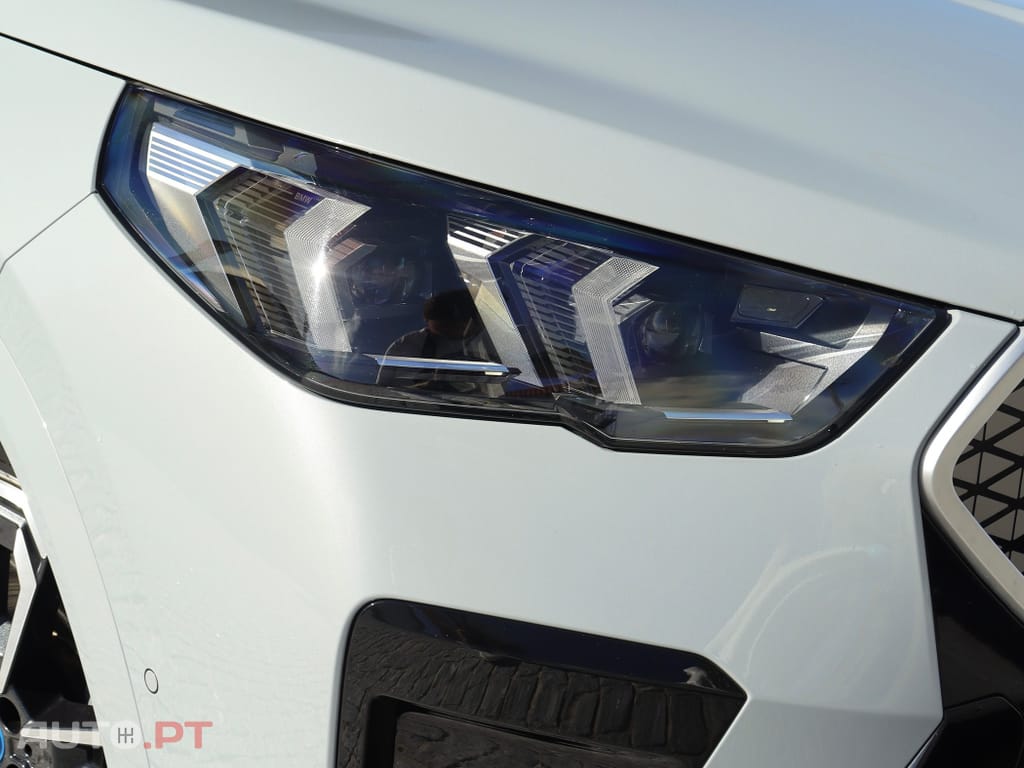 BMW iX2 eDrive20 Pack Desportivo M