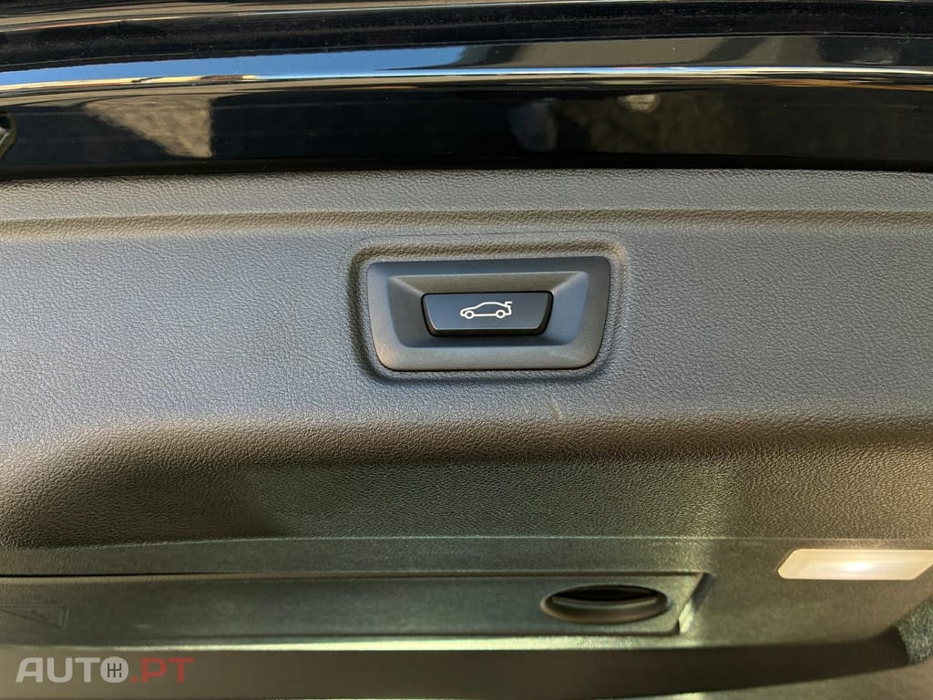 BMW 330 e Touring Pack M Auto — fotografia 7