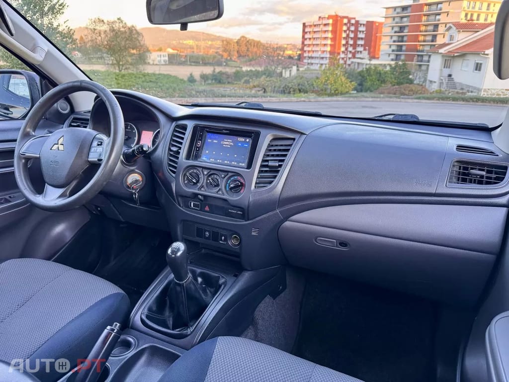 Mitsubishi L200  2.4 DI-D CD Invite 2WD