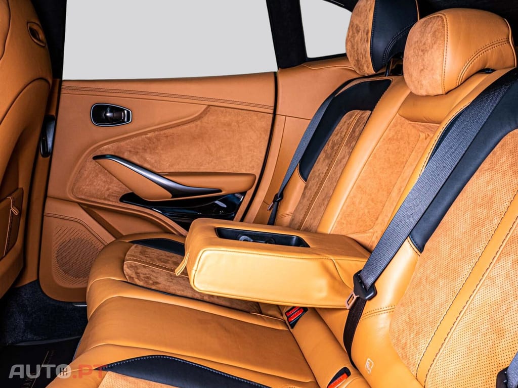 Aston Martin DBX 707
