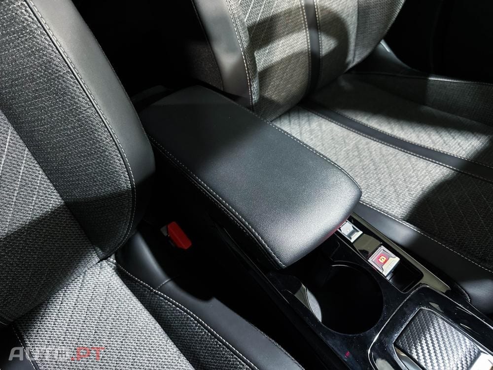Peugeot 2008 Hybrid 145 e-DSC Allure