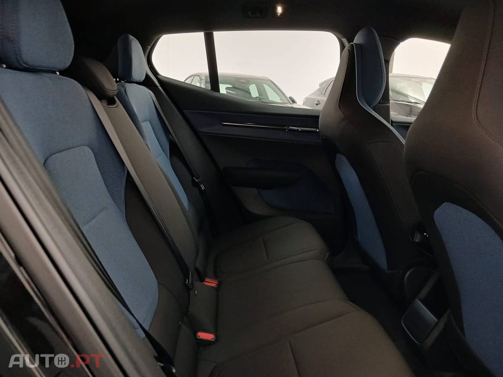 Volvo EX30 69 kWh Single Motor Extended Range Black Edition