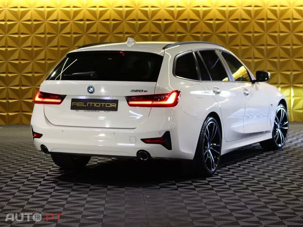 BMW 330 e Line Sport Auto