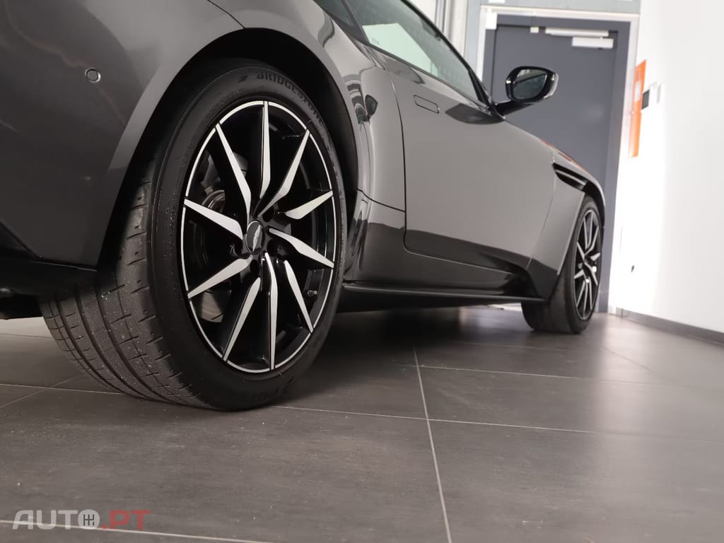 Aston Martin DB11 Coupé V8 Auto