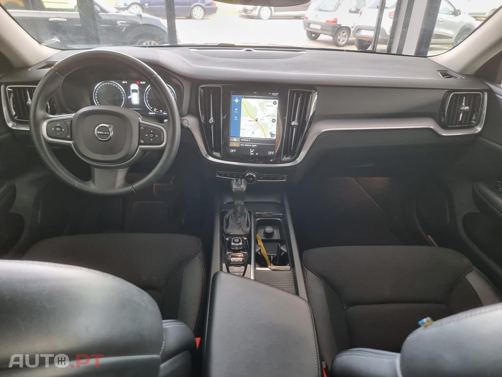 Volvo V60 2.0 T4 Momentum Plus