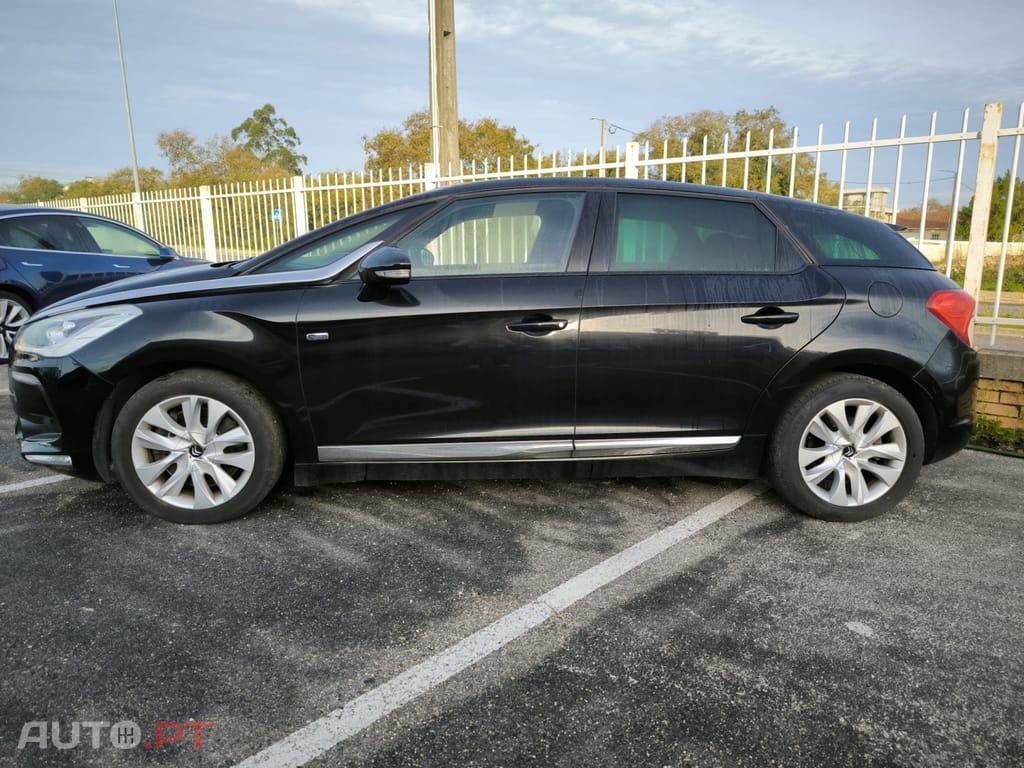 Citroen DS5 2.0 HDi Hy4 So Chic CMP6 88g
