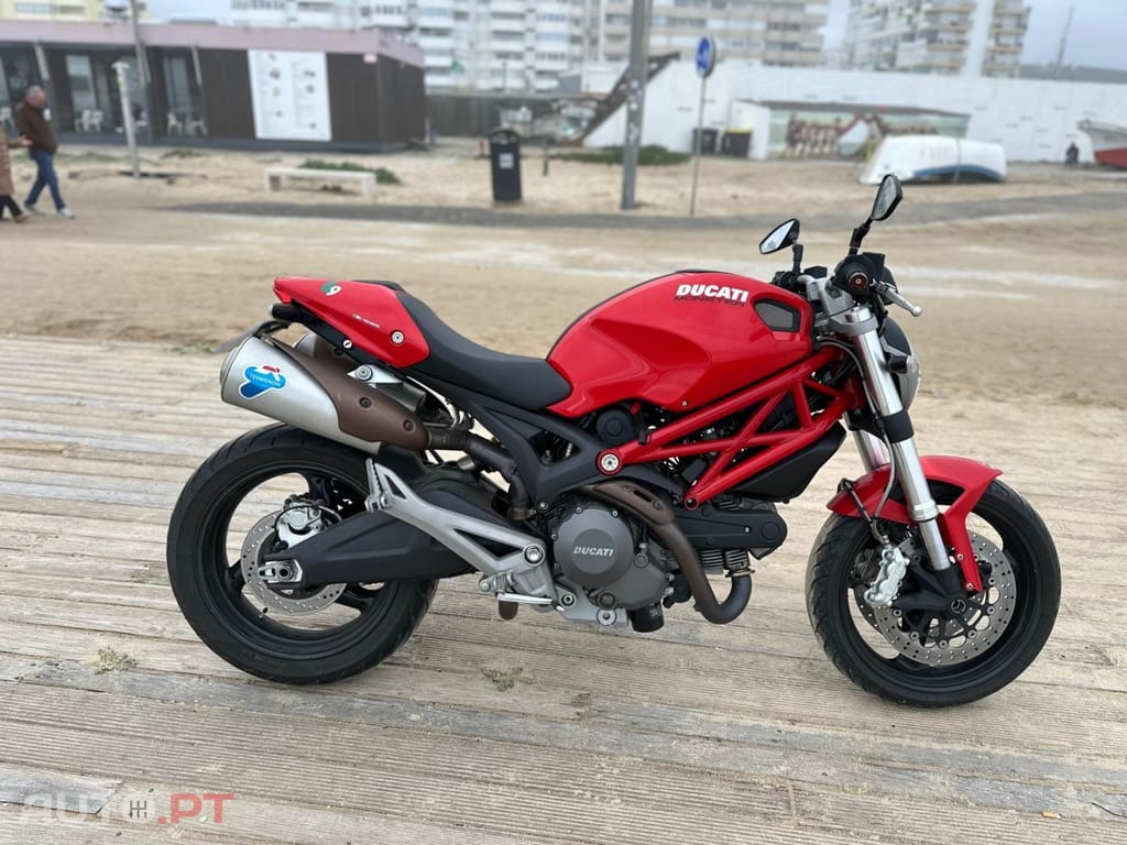 Ducati Monster 696