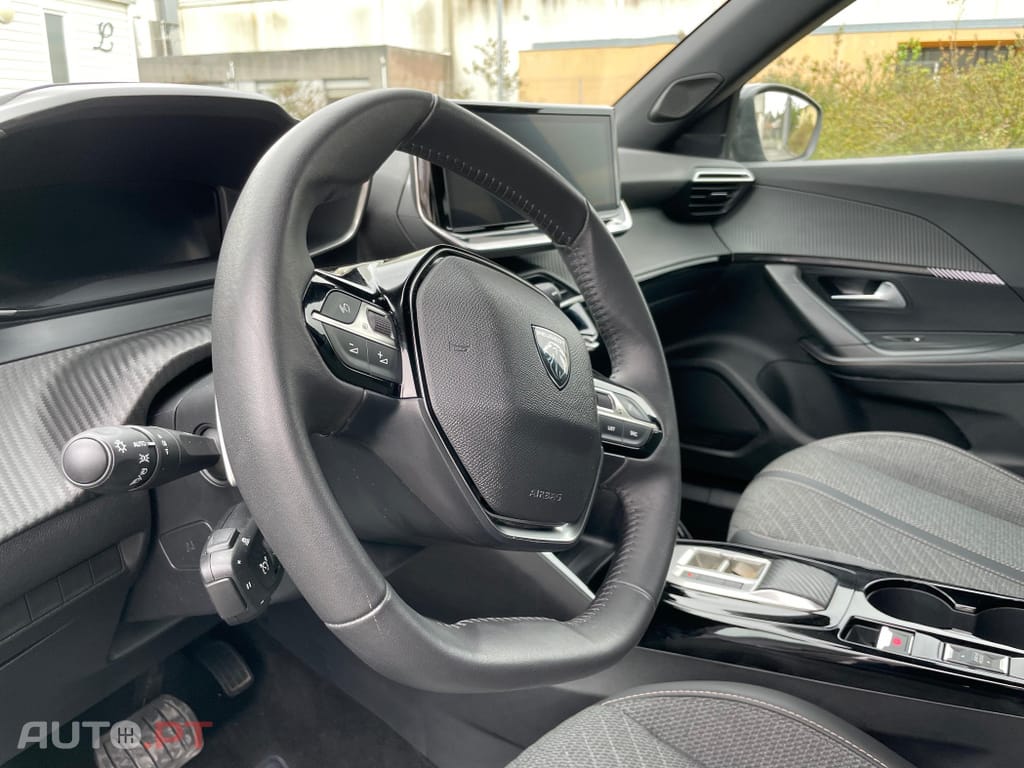 Peugeot 2008 1.2 Hybrid Allure e-DCS6