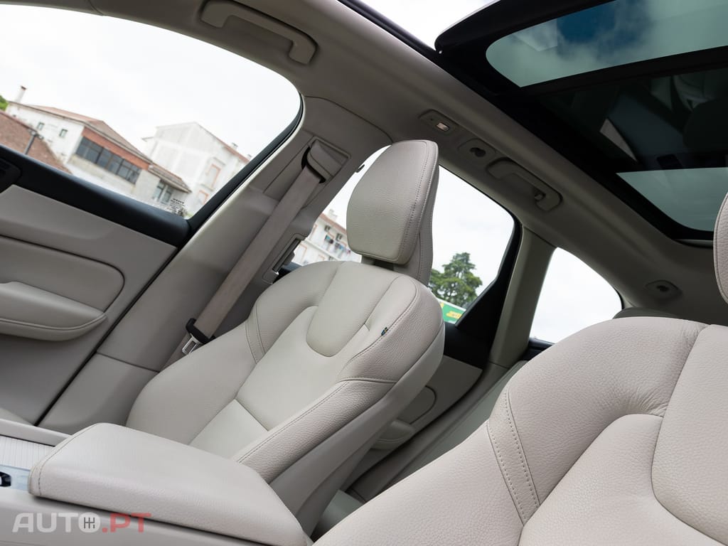 Volvo XC 60 2.0 B4 Momentum — fotografia 17