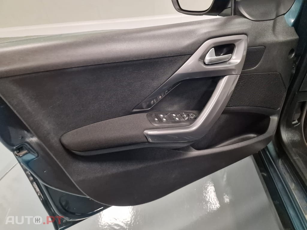 Peugeot 2008 1.2 PURETECH STYLE