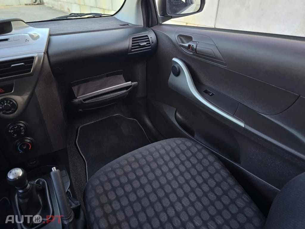 Toyota iQ 1.0 VVT-i