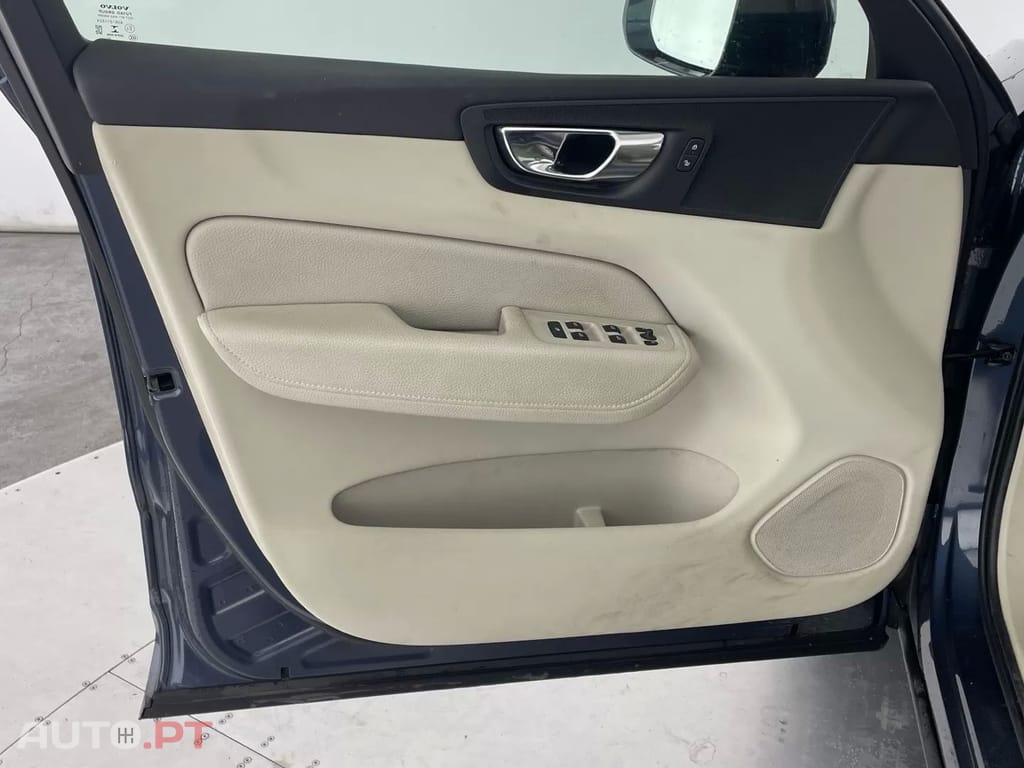 Volvo XC60 2.0 B4 Momentum Plus