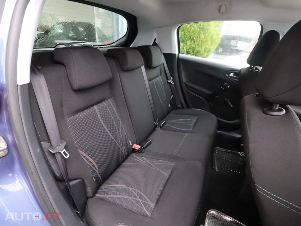 Peugeot 208 1.4 HDi Active — fotografia 11