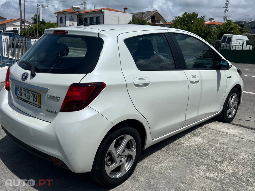 Toyota Yaris Hybrido automático
