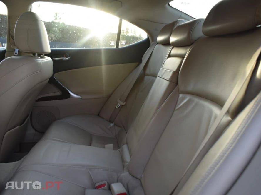 Lexus IS 220