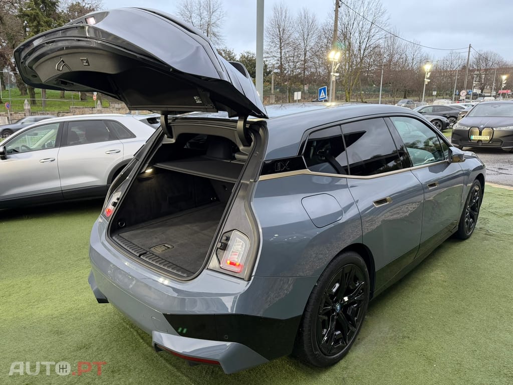 BMW iX xDrive 40 Pack Desportivo