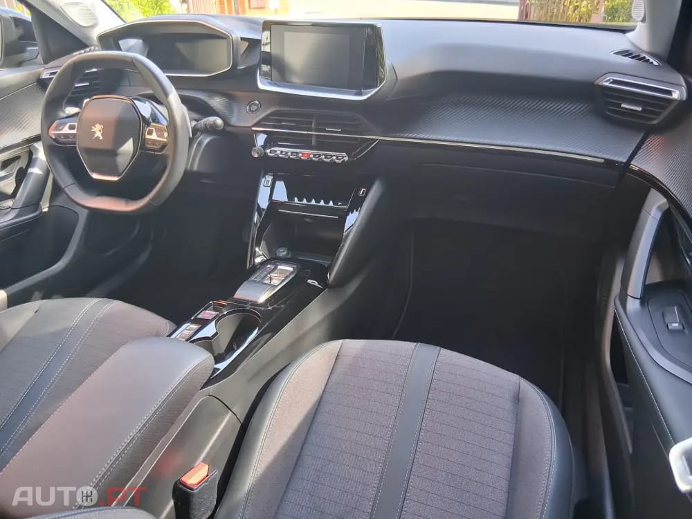 Peugeot 2008 1.2 PureTech Allure EAT8