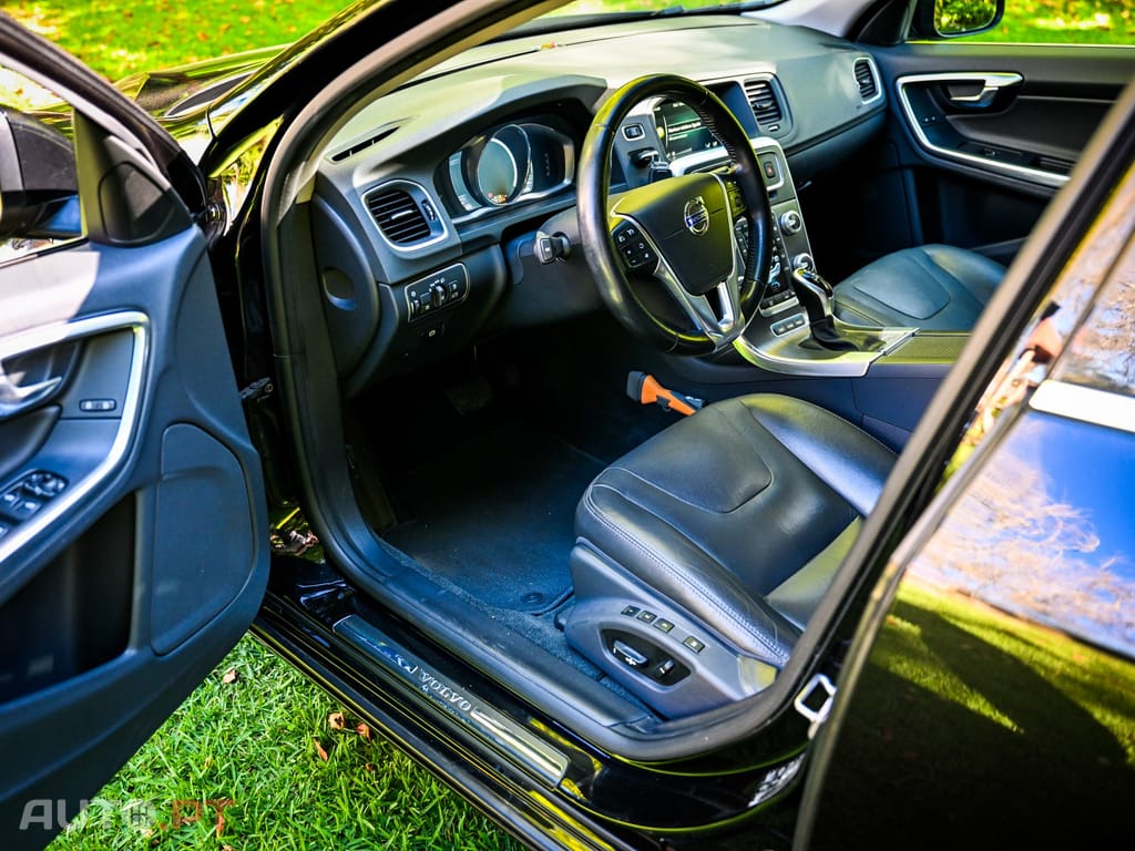 Volvo V60 2.4 D6 R-Design Momentum AWD Phev