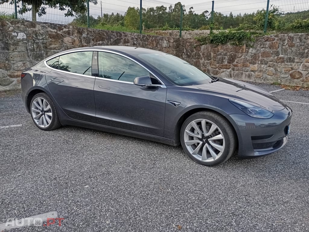 Tesla Model 3 SR+