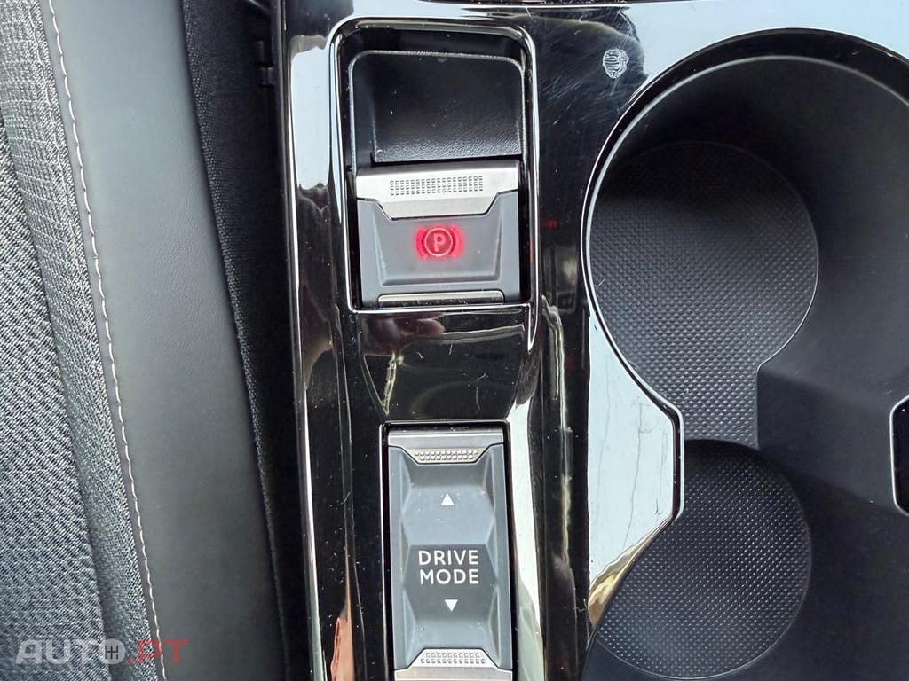 Peugeot 2008 1.2 Hybrid Allure e-DCS6