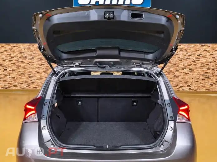 Toyota Auris 1.8 HSD Square Collection