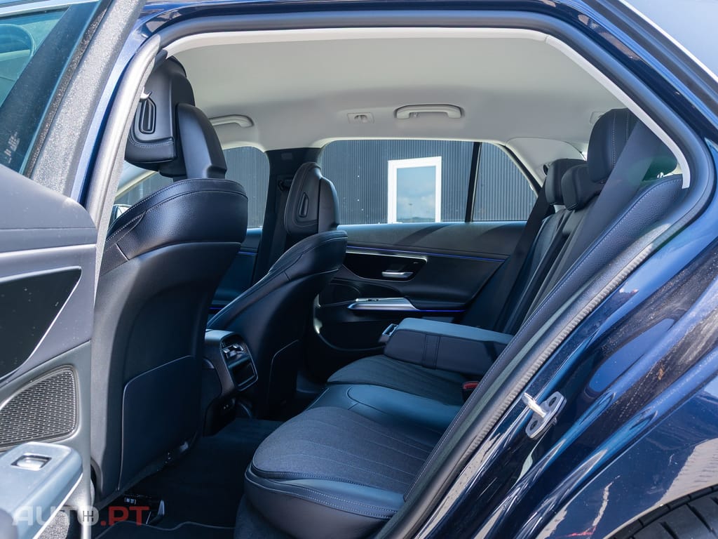 Mercedes-Benz E 300 Outro