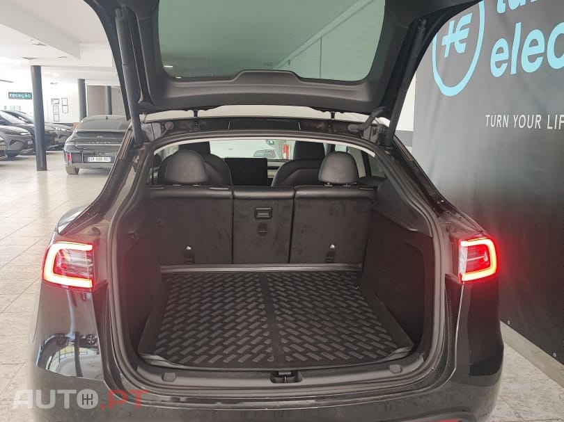 Tesla Model Y Long Range Dual Motor AWD — fotografia 6