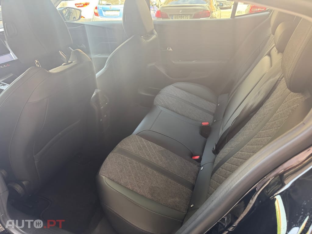 Peugeot 408 1.2 PureTech Allure Pack EAT8