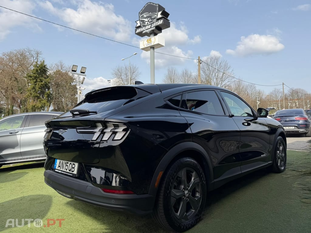 Ford Mustang Mach-E Alargada